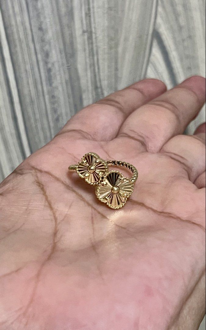Brand new 18K Saudi gold Clover Ring 2.61g S7 (Category: Rings) located in Dasmarinas. Submitted by nylaneg (Listing ID 1462158440, Image 2). Description: Size 7 - Two elegant clover motifs with sunburst design - Total weight: 2.6 grams - Versatile for daily wear or special events.