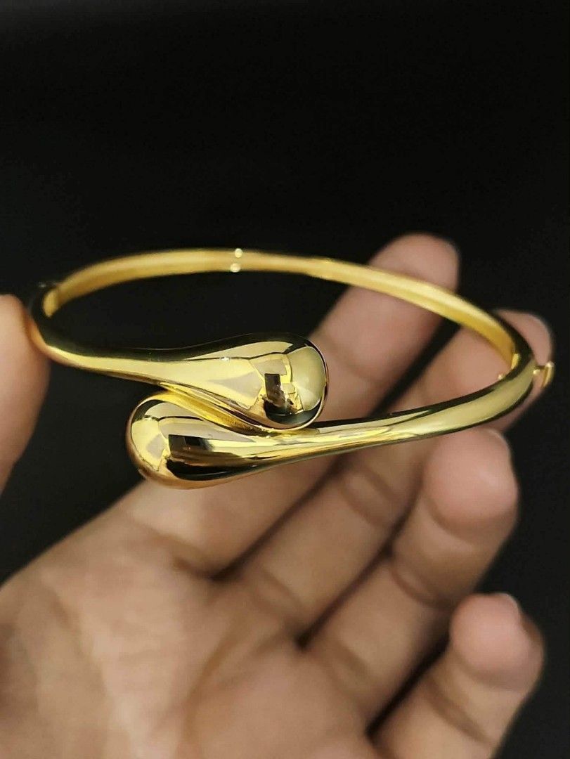 18k Saudi gold teardrop bangle (Category: Bracelets) located in Manila. Submitted by bhelgoldseller2ndaccount (Listing ID 1462086383, Image 1). Description: New!!✨New!!✨New!! Authentic 18k Saudi Golds 💯pawnable/naisasanla 💯with high appraisal rate 💯good investment 💯Direct supplier price 👉OPEN for resellers 🌺please take time to evaluate their actual sizes and grams 👉Best panggift for all occasions ✅ Sold per grams not per piece Kya lowest p