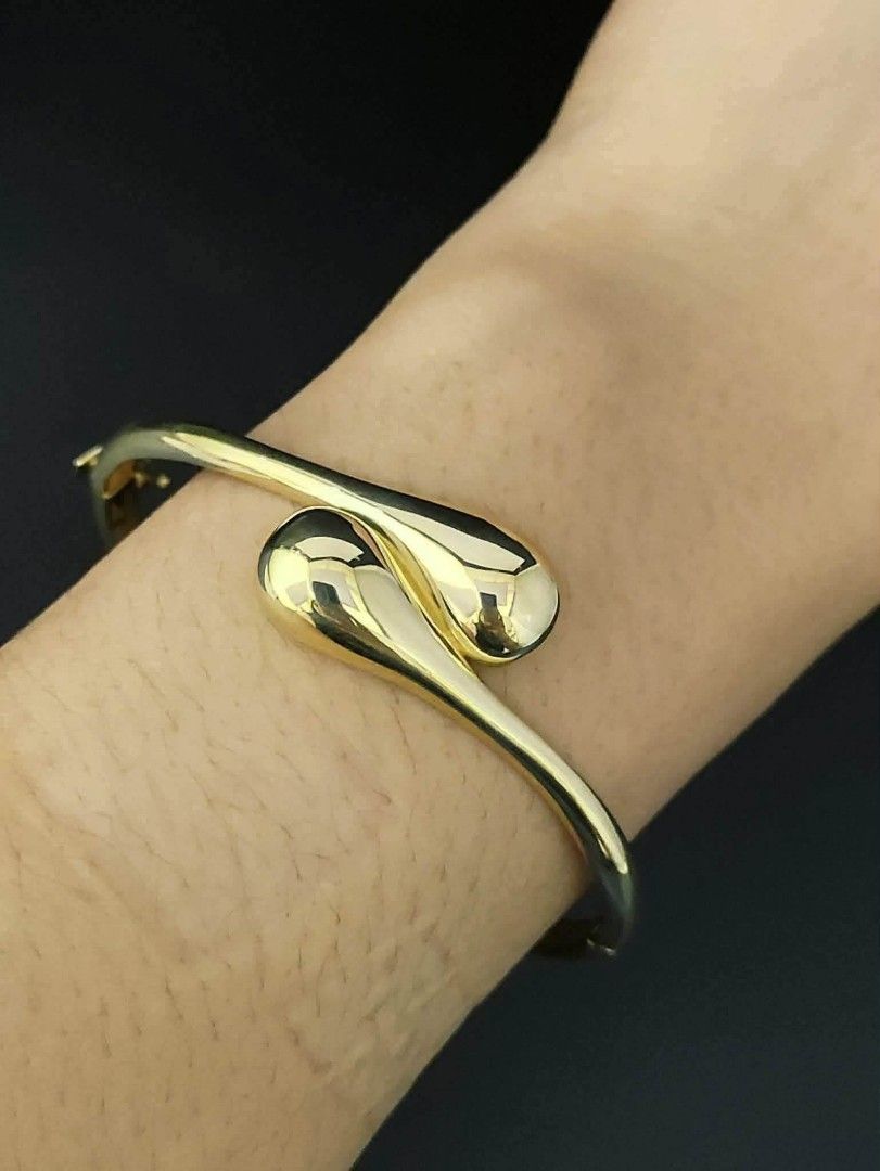 18k Saudi gold teardrop bangle (Category: Bracelets) located in Manila. Submitted by bhelgoldseller2ndaccount (Listing ID 1462086383, Image 2). Description: New!!✨New!!✨New!! Authentic 18k Saudi Golds 💯pawnable/naisasanla 💯with high appraisal rate 💯good investment 💯Direct supplier price 👉OPEN for resellers 🌺please take time to evaluate their actual sizes and grams 👉Best panggift for all occasions ✅ Sold per grams not per piece Kya lowest p