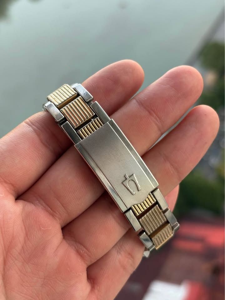 1972 Bulova Automatic Waffle Day-Date (Category: Luxury Watches) located in Manila. Submitted by archi.math (Listing ID 1462179053, Image 2). Description: Automatic Mechanical Movement Day-Date display Stainless steel case Champagne textured dial Applied baton hour markers Distinctive 1970s-style case design Original Bulova two-tone bracelet Omega-style signed clasp Swiss Made Running well & keeping accurate time Fitted on original Bulova two-ton
