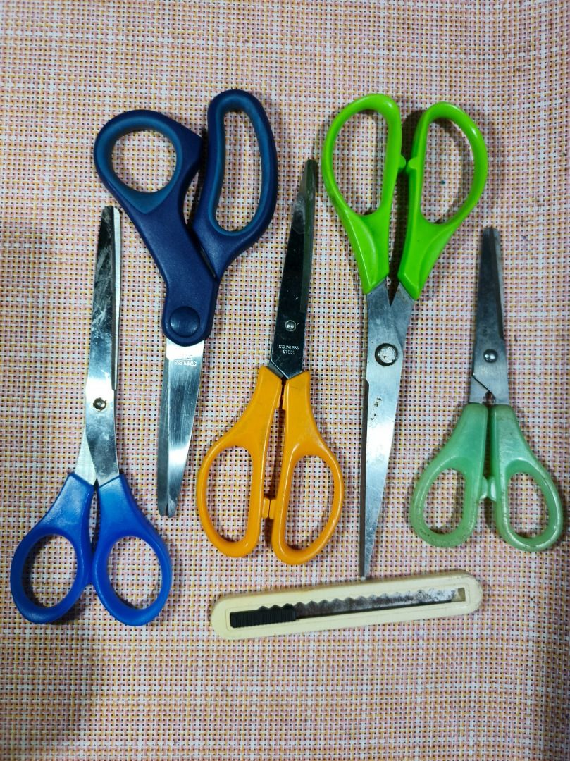5 scissors with 1 cutter for free (Category: Stationery & School Supplies) located in San Leonardo. Submitted by burgossanleonardo.12345 (Listing ID 1462194858, Image 1). Description: - 5 pcs scissors - free 1 pc cutter All can cut.