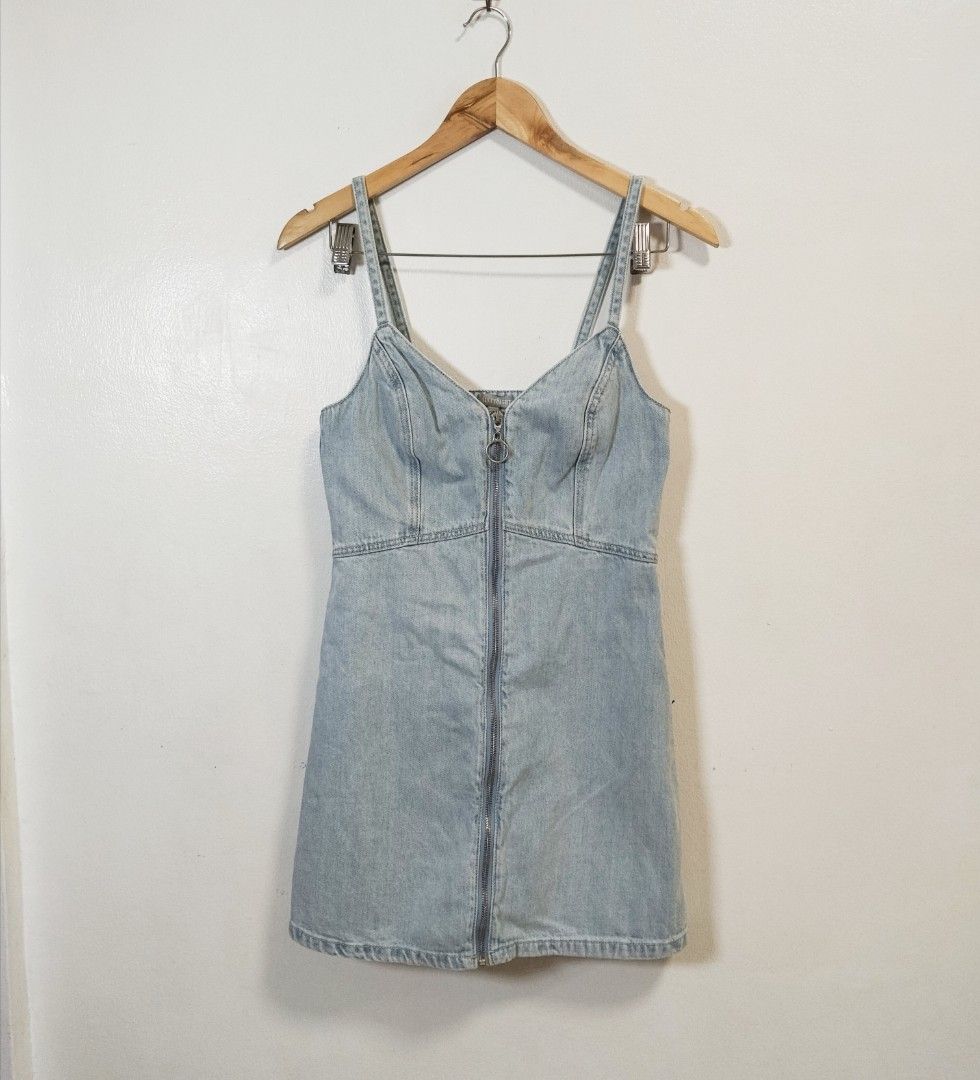 6ixty8ight light washed denim mini dress (Category: Dresses) located in Pateros City. Submitted by blashjunks.y2k (Listing ID 1462236714, Image 2). Description: 6IXTY8IGHT DENIM MINI DRESS SIZE MEDIUM ON TAG 23" LENGTH 350PHP MSG US.