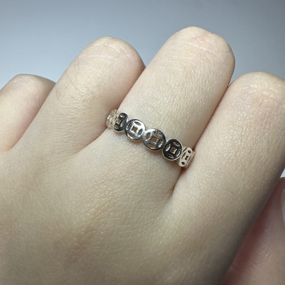 925 silver money catcher ring 1.3g (Category: Rings) located in Pakil. Submitted by primrosehearts (Listing ID 1462210012, Image 1). Description: authentic 925 italy silver hypoallergenic size: 5 grams: 1.3g - lady owned - used with care .