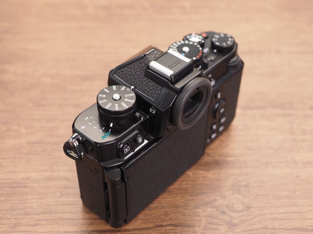 [ 香港行貨 ] Nikon Zf / Z F 保用至2026年12月 快門極少 完美無暇 復古外型 文青必備 （分類：相機）位於 Hong Kong。 由 hi-tech_shop-m 提交（商品編號 1462162174，圖片 3）。簡介： 歡迎地鐵站沿線交收 或可親臨九龍旺角山東街47-51,星際城市 M 號舖 ( 正門半層 ) Shop M ,Sim City,47-51 Shan Tung Streets,Mongkok,Kowloon -------------------------------------------------------------------------- 有盒 齊配件 外觀99%新 功能正常 購買本店相機鏡頭,享有30天全保 如需更多照片或查詢Trade in 報價, 請PM留電話或致電：61074108( Simon ) / 65350583 ( Angus ) ------------------------------------------