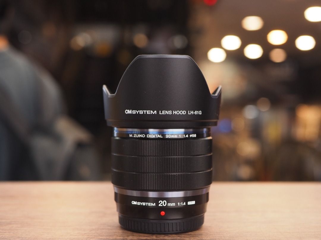[ M43 系統 ] OM System m.zuiko Digital ED 20mm F1.4 Pro 完美無暇 大光圈 for M43 Mount / 20 1.4 20.4 （分類：鏡頭及裝備）位於 Hong Kong。 由 hi-tech_shop-m 提交（商品編號 1462160369，圖片 2）。簡介： 歡迎地鐵站沿線交收 或可親臨九龍旺角山東街47-51,星際城市 M 號舖 ( 正門半層 ) Shop M ,Sim City,47-51 Shan Tung Streets,Mongkok,Kowloon -------------------------------------------------------------------------- 有盒 齊配件 外觀99%新 功能正常 購買本店相機鏡頭,享有30天全保 如需更多照片或查詢Trade in 報價, 請PM留電話或致電：61074108( Simon ) / 65350583 ( Angus ) ----