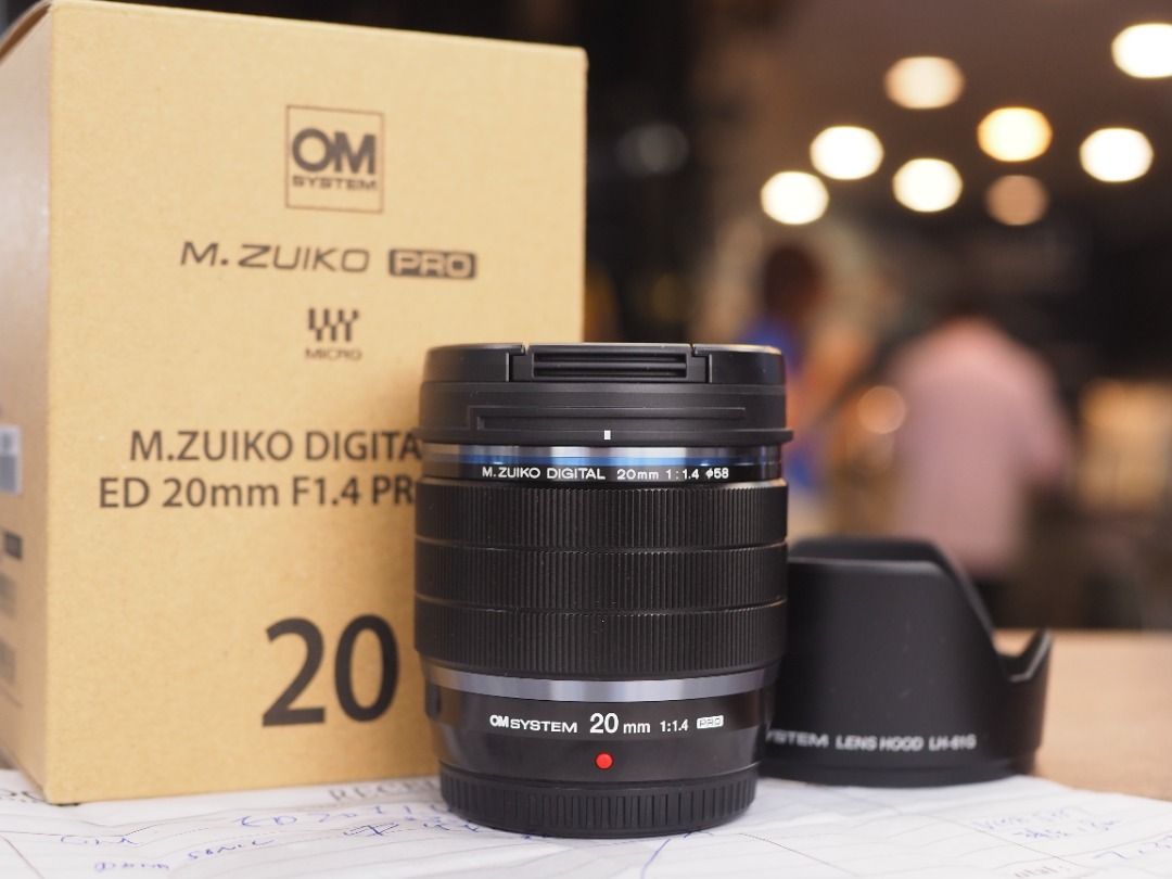 [ M43 系統 ] OM System m.zuiko Digital ED 20mm F1.4 Pro 完美無暇 大光圈 for M43 Mount / 20 1.4 20.4 （分類：鏡頭及裝備）位於 Hong Kong。 由 hi-tech_shop-m 提交（商品編號 1462160369，圖片 1）。簡介： 歡迎地鐵站沿線交收 或可親臨九龍旺角山東街47-51,星際城市 M 號舖 ( 正門半層 ) Shop M ,Sim City,47-51 Shan Tung Streets,Mongkok,Kowloon -------------------------------------------------------------------------- 有盒 齊配件 外觀99%新 功能正常 購買本店相機鏡頭,享有30天全保 如需更多照片或查詢Trade in 報價, 請PM留電話或致電：61074108( Simon ) / 65350583 ( Angus ) ----
