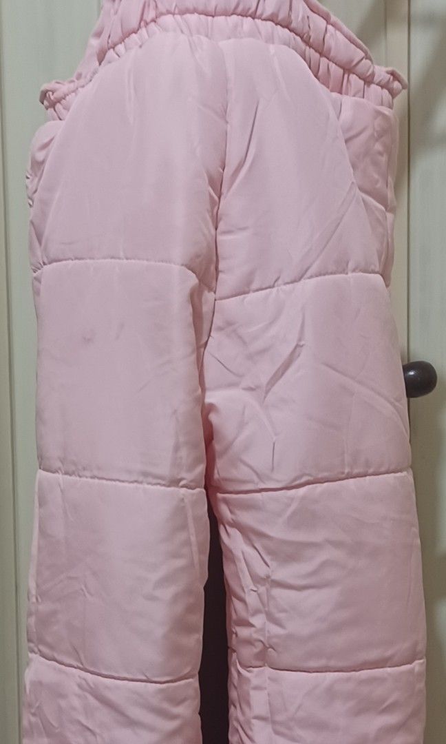 🌸 Pink Padded Snow Overalls — Size 5Y (Category: Babies & Kids Fashion) located in Quezon City. Submitted by wjmae (Listing ID 1461817665, Image 2). Description: 🌸 Pink Padded Snow Overalls — Size 5Y Brand: SHEIN Size: 5Y (approx. 110–120cm height) Color: Soft pastel pink Material: 100% Polyester (shell & lining) — lightweight, warm & wind-resistant ✨ Features: - Quilted / padded design for warmth ​ - Front zipper closure — easy on & off ​ - St