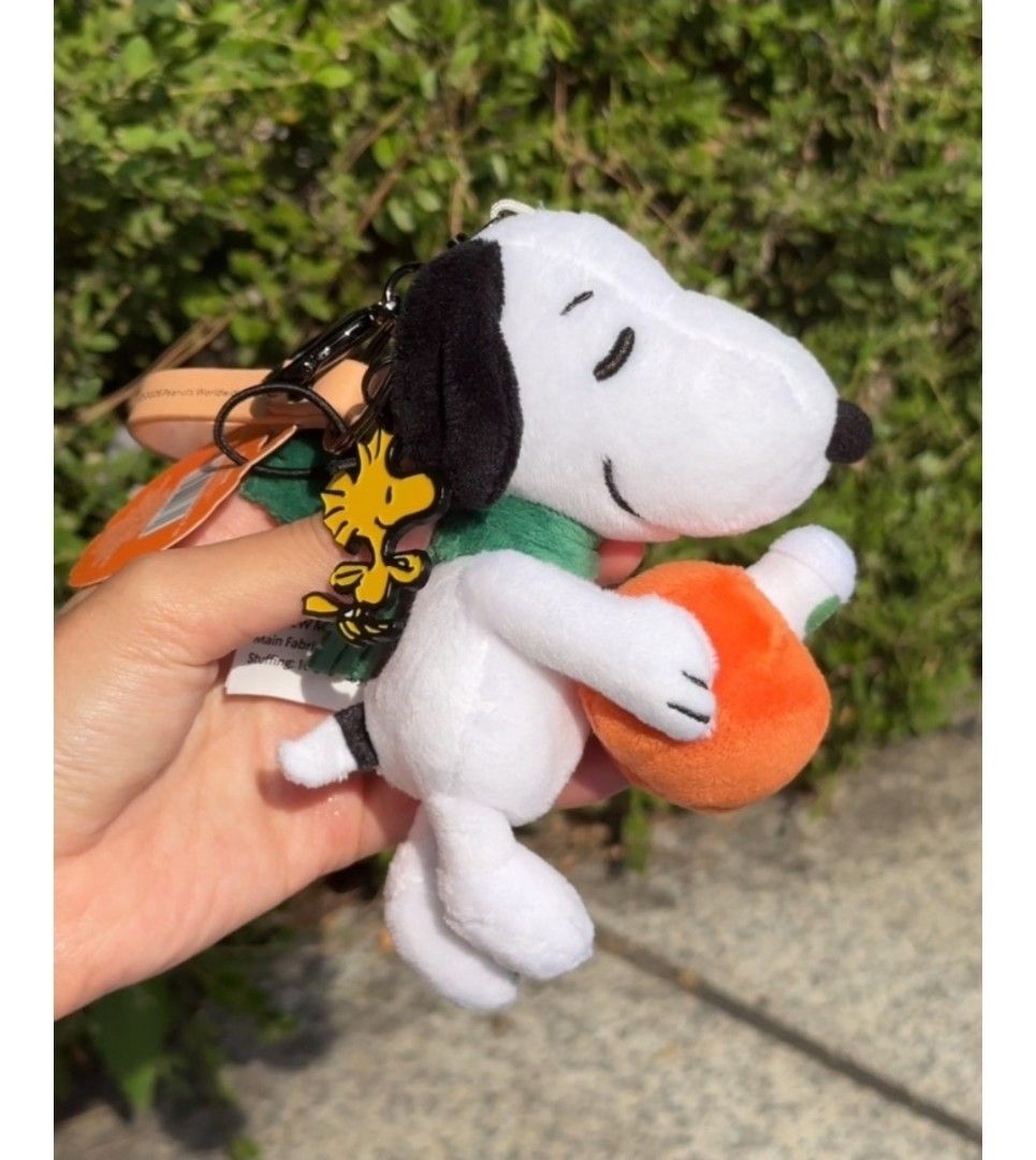 🎀確定有貨✅️ Snoopy 匙扣 keyring 韓國🇰🇷 STARBUCKS X SNOOPY 系列 2026 Snoopy + Woodstock 匙扣公仔 （分類：絨毛玩具）位於 Hong Kong。 由 101_store 提交（商品編號 1462193959，圖片 2）。簡介： ✅️確定有貨 ✅️韓國現貨，約7至14工作天到HK，香港順豐出貨，運費到付⚡️🙋‍♀️ 🇰🇷韓國直送 🇰🇷 STARBUCKS X SNOOPY 系列 2026 #價格浮動 越早入數越平 #請圈圖inbox查詢🙋‍♀️❤️ [落單必睇] 💢默認廠瑕及運輸瑕疵*** ***8角星人，敬請繞道*** 💢飲筒吸/或透明杯蓋，或有出廠/包裝造成之刮痕，介意者請勿落單🚨 💢不完美痕跡：產品並非完美工藝製品⚠️製作或運送過程可能會有重疊擺放，而有摩擦，導致產品表面產生細小刮痕、小凹凸點、輕微掉漆等，實屬正常現象，非瑕疵範圍。產品外觀或不完美，介意者請勿查詢/落單。💢 ➖➖➖➖➖➖➖➖➖