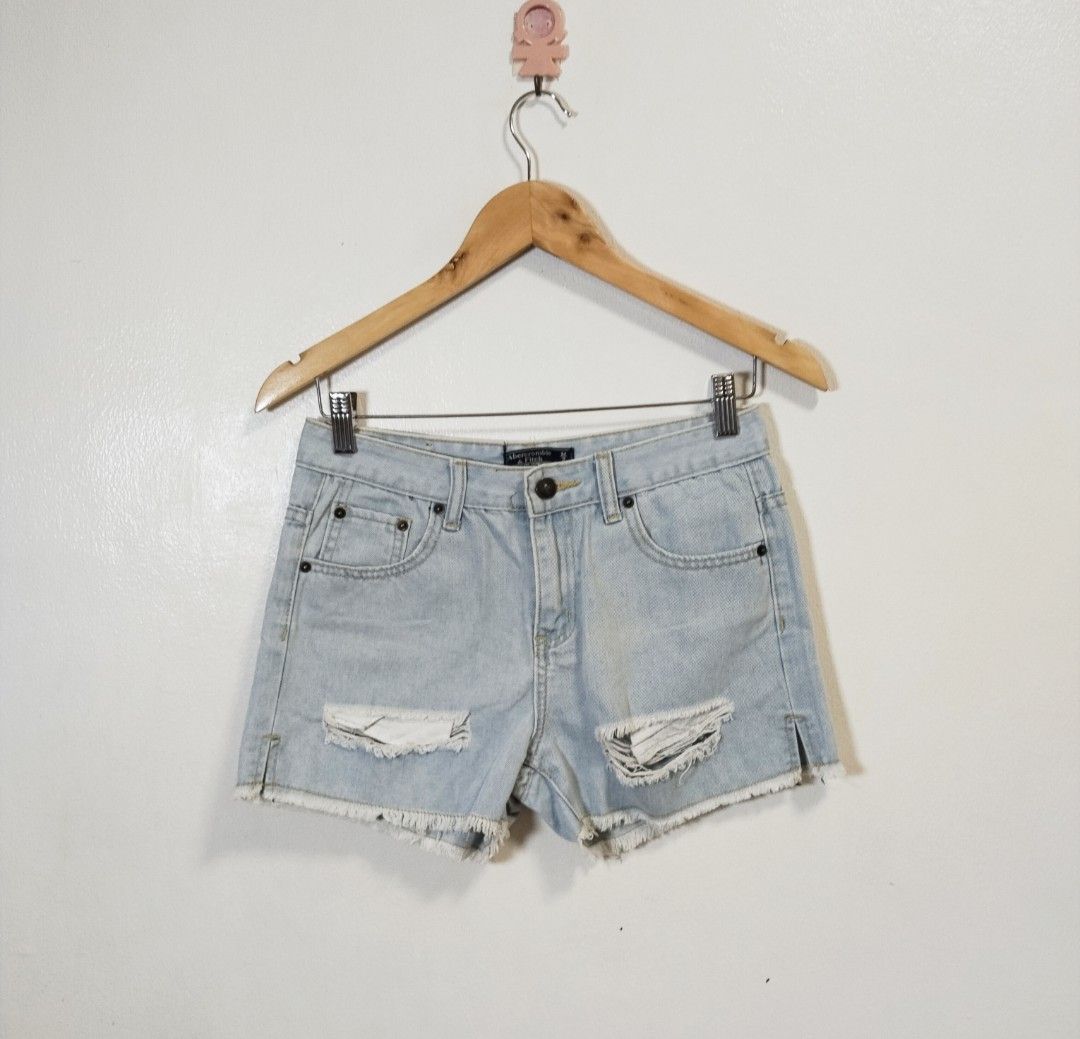 Abercrombie & fitch denim short (Category: Shorts) located in Pateros City. Submitted by blashjunks.y2k (Listing ID 1462233421, Image 1). Description: ABERCROMBIE & FITCH DENIM SHORT SIZE 28" WAIST 12" LENGTH 350PHP MSG US.