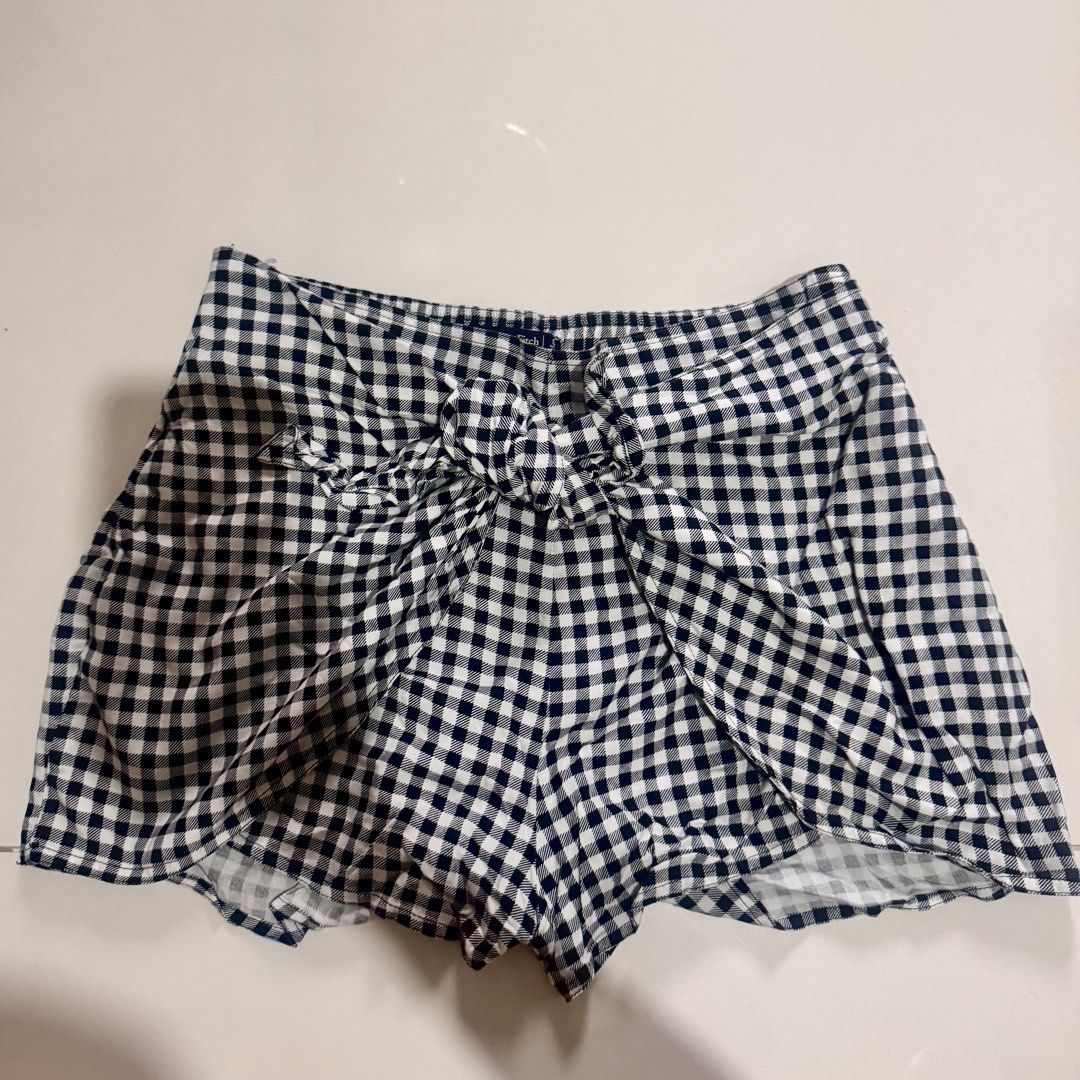 Abercrombie & Fitch Gingham Tie Front Shorts (Category: Shorts) located in Paranaque City. Submitted by simplylizzy (Listing ID 1462127247, Image 1). Description: .