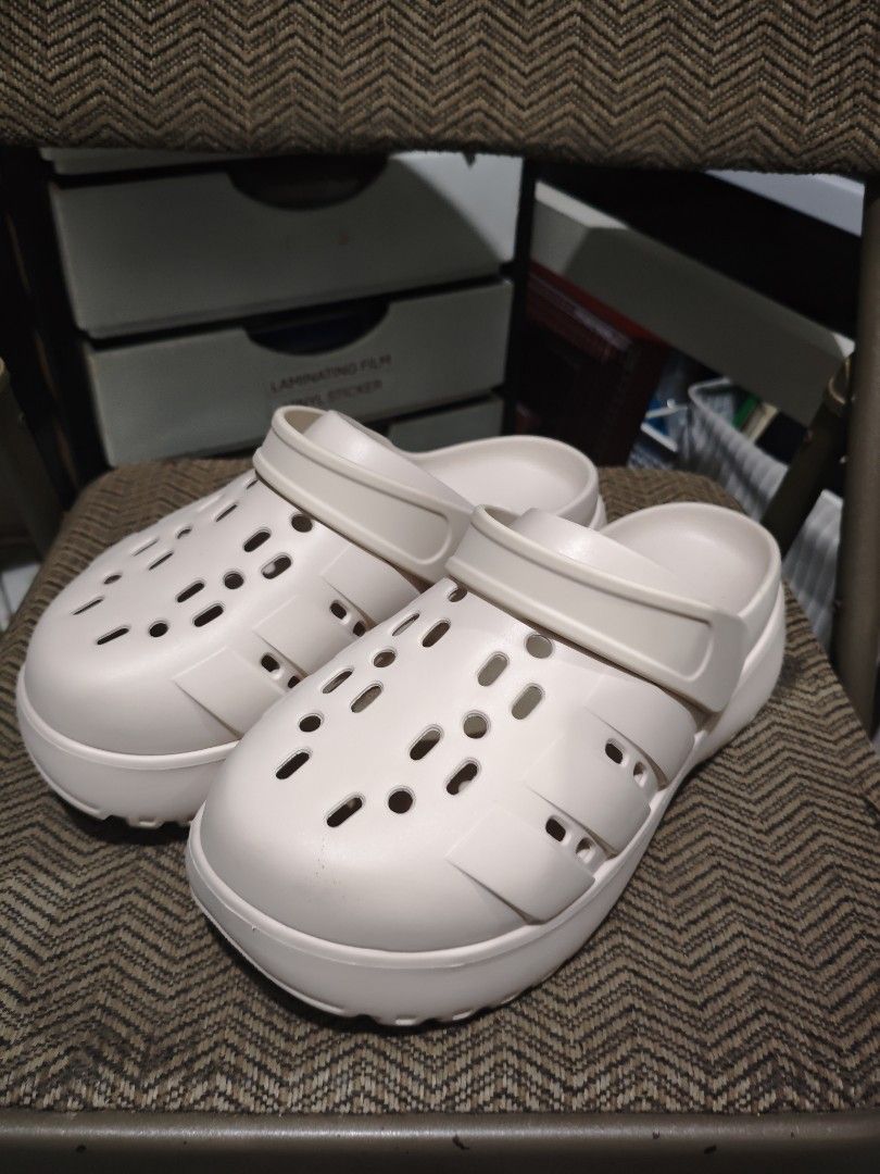 Adidas Adilette Clog Platform Beige (Category: Flats & Sandals) located in Pasig City. Submitted by angelthingz (Listing ID 1462126165, Image 2). Description: - Adidas Adilette Clog Platform - Color: Beige - Size: UK 8 / US 9 - Original Price: PHP 2,300.00 Sinukat lang Rfs. Not my size Location: Pasig.