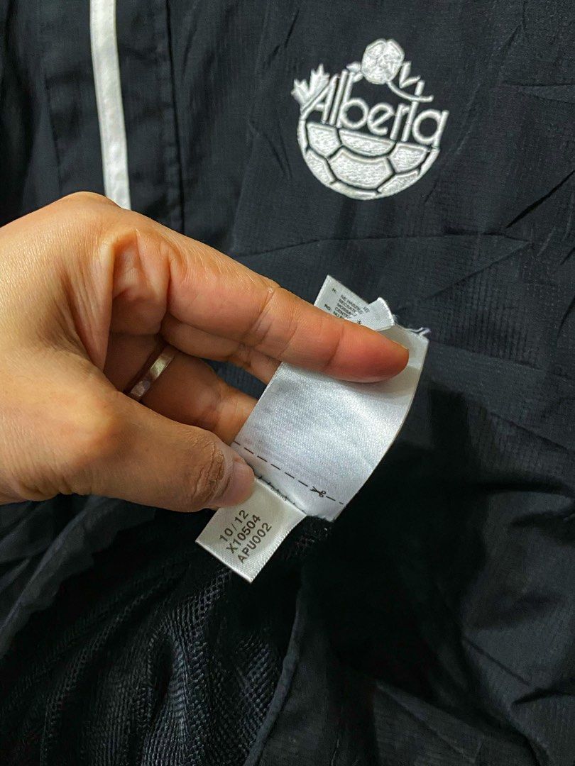 Adidas vintage (Category: Coats, Jackets and Outerwear) located in Manila. Submitted by killianthriftshop1096 (Listing ID 1462190869, Image 2). Description: Excellent Condition 9.5/10 Condition No issue.