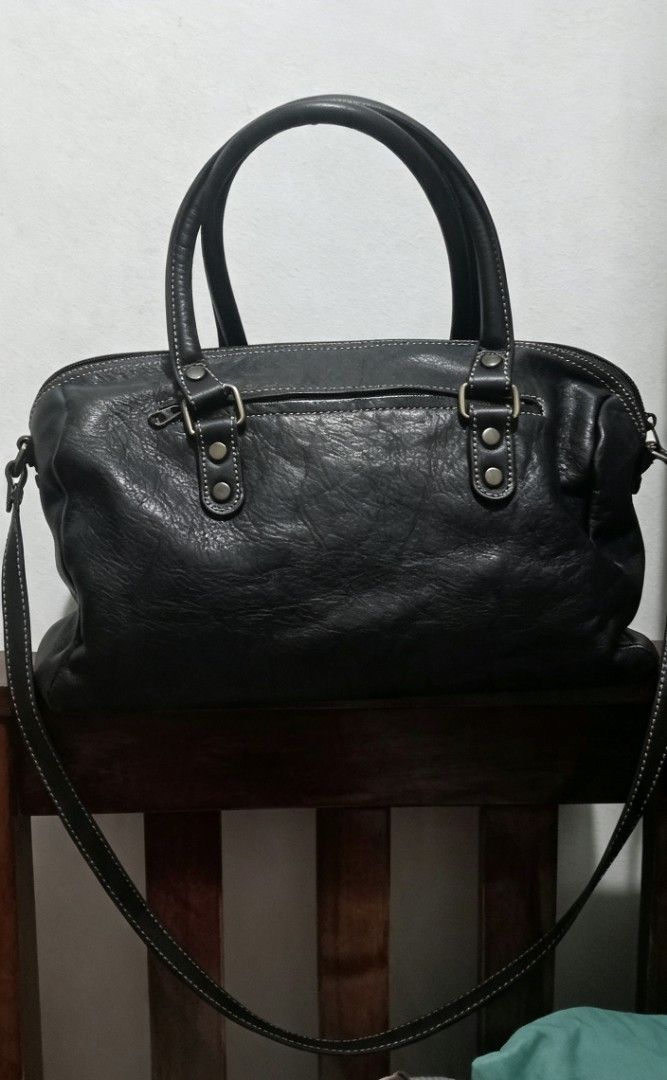 A&G ROCK BAG (Inspo) (Category: Shoulder Bags) located in Tarlac. Submitted by faithfulfinds (Listing ID 1462261842, Image 3). Description: ⚠️⚠️PAMIGAY SALE⚠️⚠️ A&G Rock Bag Black (Inspo) Leather Handbag Condition: Like new / Excellent condition Material: High-quality black leather na may soft texture. Details: Gothic punk aesthetic, heavy-duty hardware,with metal emblem sa front (di ko makita kung ano ang exact image), at functional front zipper