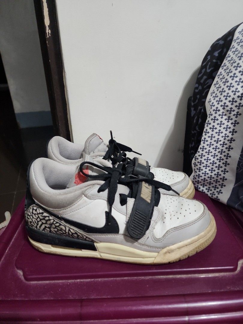 Air Jordan Shoes (Category: Babies & Kids Fashion) located in Caloocan City. Submitted by jinkhie (Listing ID 1462195392, Image 2). Description: Bought in nike store online size;5Y EUR:37.5 no issue need proper cleaning.