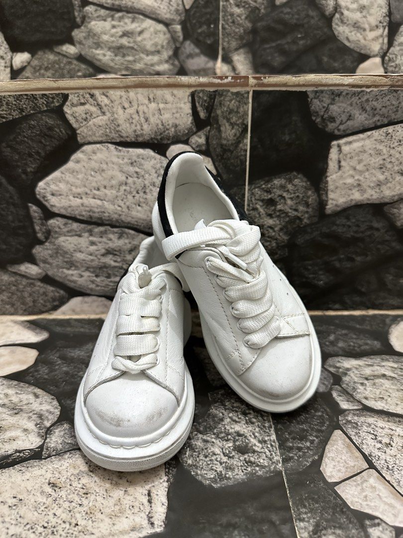 ALEXANDER MCQUEEN KIDS (Category: Babies & Kids Fashion) located in Baguio. Submitted by azbentabols (Listing ID 1462140651, Image 2). Description: ALEXANDER MCQUEEN Excellent condition(never used) 16-17cms ₱2,500 Soafer mahal eto for brand new,check mo 😊.