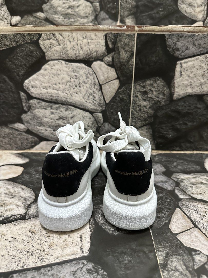 ALEXANDER MCQUEEN KIDS (Category: Babies & Kids Fashion) located in Baguio. Submitted by azbentabols (Listing ID 1462140651, Image 3). Description: ALEXANDER MCQUEEN Excellent condition(never used) 16-17cms ₱2,500 Soafer mahal eto for brand new,check mo 😊.