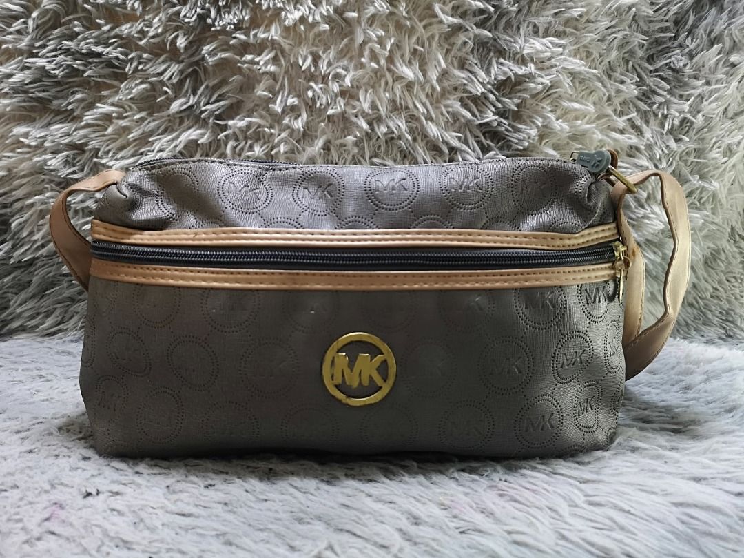 All Over Monogram pattern Faux Leather Crossbody Bag (Category: Cross-body Bags) located in Santa Cruz. Submitted by jmy_surplus.2 (Listing ID 1462080230, Image 1). Description: Size ; L - 8 W - 14 Color ; Dark Grey Type ; Crossbody Bag Brand ; No Brand Material ; Leather Style ; Dark Grey Leather Crossbody Bag LR 164 JMY 4 Batch #220.