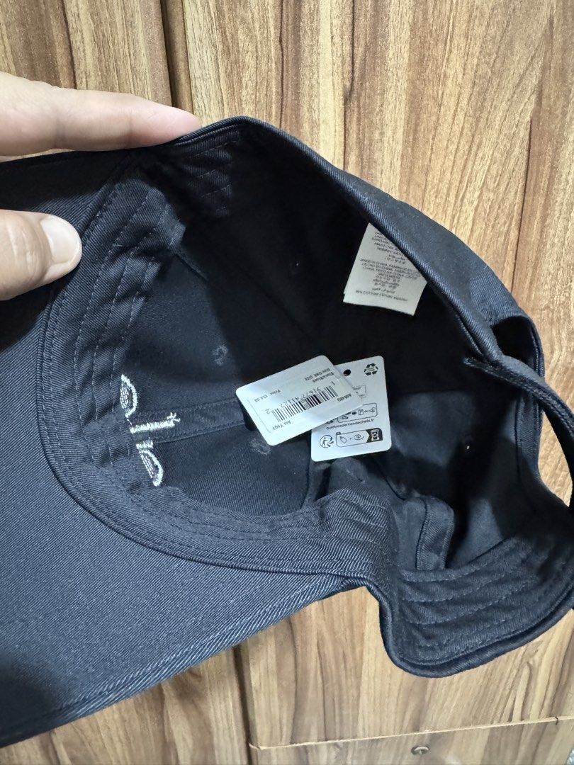 Alo Black Baseball Cap (Category: Caps & Hats) located in Manila. Submitted by schumacher14 (Listing ID 1462038552, Image 2). Description: - Classic black Alo cap - Features embroidered Alo logo on the front - Comes with original Alo shopping bag - Adjustable strap at the back for a comfortable fit - Ideal for everyday wear or workouts.