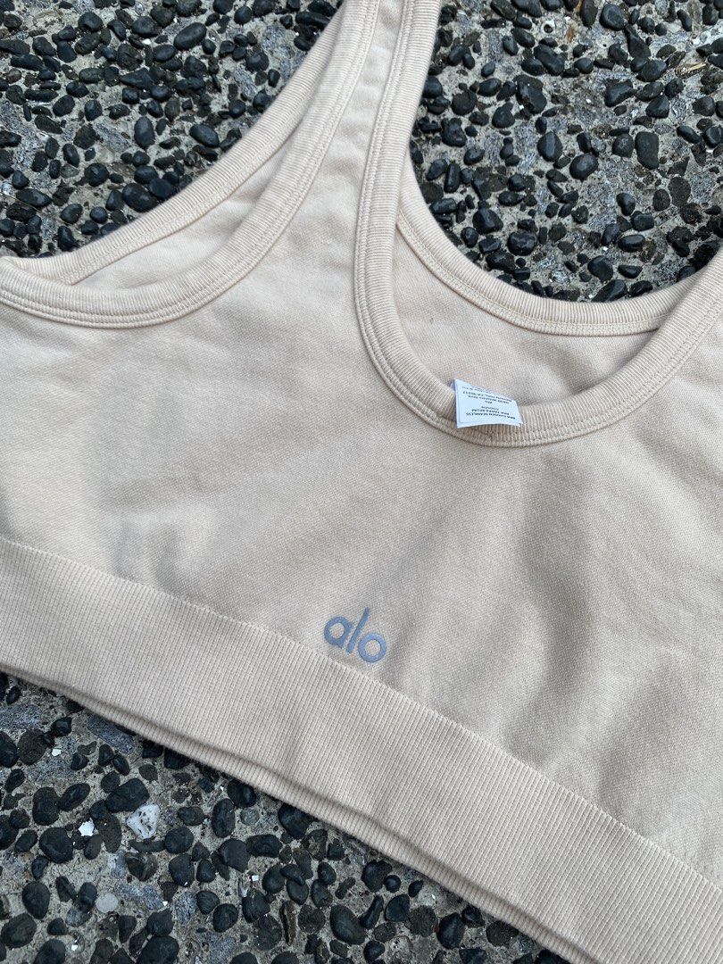 ALO YOGA Seamless Super Lite Bra (Category: Activewear) located in Legazpi City. Submitted by folksfave (Listing ID 1462088284, Image 3). Description: Like new condition Xs to small fit adult 10/10 color rate No flaws.