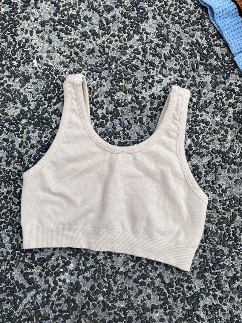 ALO YOGA Seamless Super Lite Bra (Category: Activewear) located in Legazpi City. Submitted by folksfave (Listing ID 1462088284, Image 2). Description: Like new condition Xs to small fit adult 10/10 color rate No flaws.