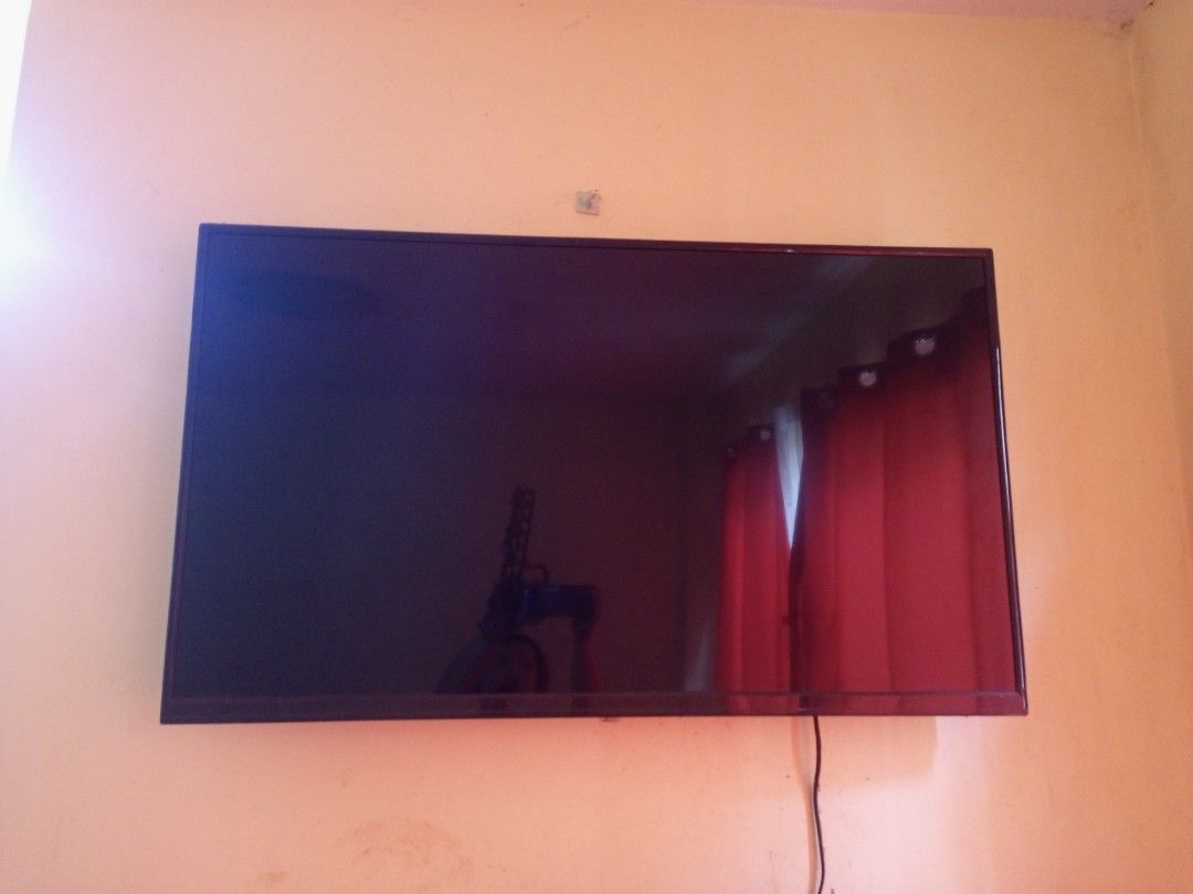 ANDROID TV (Category: TV) located in Manila. Submitted by bluelight15 (Listing ID 1462051573, Image 1). Description: BUMIBILI NG SIRANG ✅ LED ANDROID TV ✅ ISSUE: BIGLA NA LANG HINDI NAG-ON ✅ Used for 3 years, bought year 2023 ✅ DM your last price.