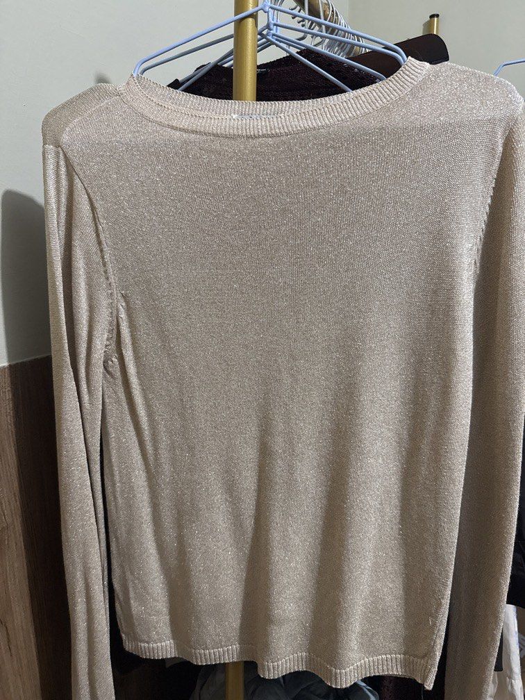 Anny - Sparkly Long Sleeve top (Category: Longsleeves) located in Manila. Submitted by jannine_closet (Listing ID 1462170361, Image 2). Description: Fits S-M frame.