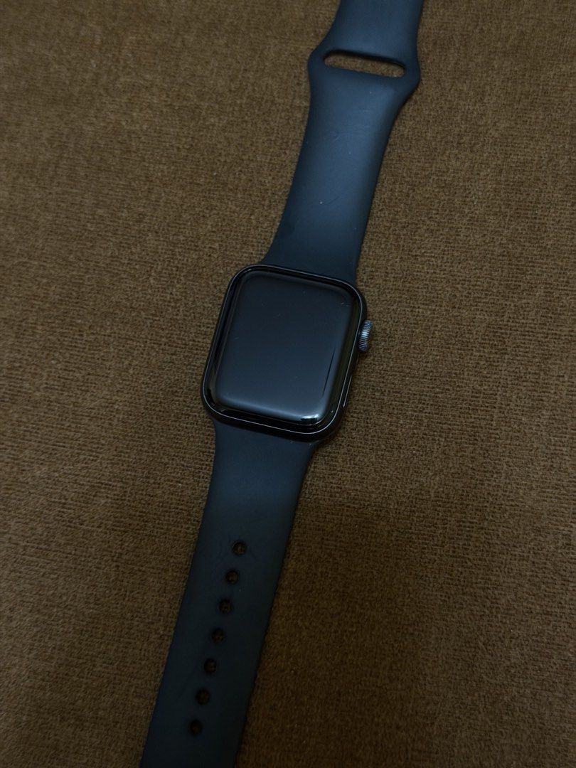 Apple Watch SE 40mm (Category: Wearables & Smart Watches) located in Quezon City. Submitted by copthis___ (Listing ID 1462057799, Image 2). Description: - Apple Watch SE (40mm, Aluminum Case) - Good working condition - Includes original Sport Band - Comes with an extra Green Sport Loop band - Original charger included - Selling due to upgrade - No box.