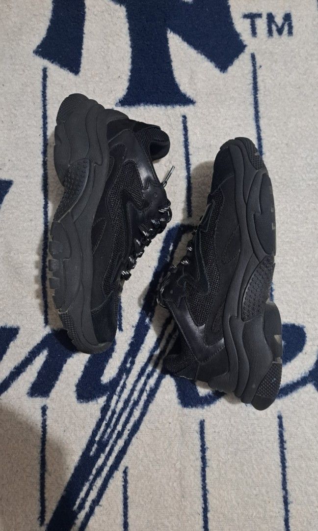 Ash sneakers (Category: Sneakers) located in Baguio. Submitted by thriftfit17 (Listing ID 1462212407, Image 1). Description: ash sneaker size 36 womens very good condition php 500 plus sf pm if interested 🤙.