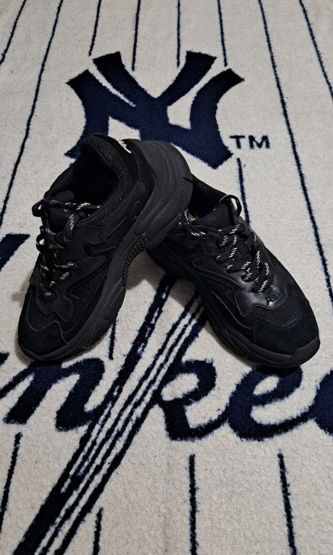 Ash sneakers (Category: Sneakers) located in Baguio. Submitted by thriftfit17 (Listing ID 1462212407, Image 3). Description: ash sneaker size 36 womens very good condition php 500 plus sf pm if interested 🤙.