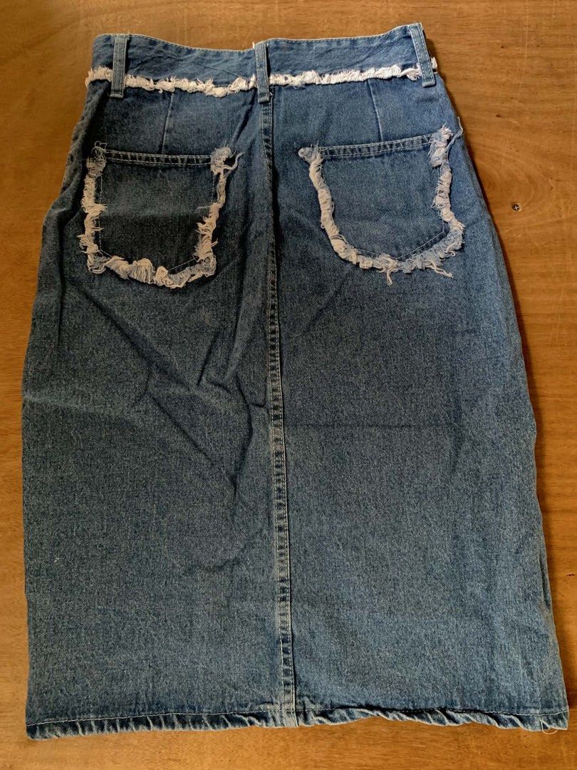 Asymmetrical Front-Slit Denim Midi Skirt (Category: Skirts) located in Muntinlupa City. Submitted by herellas0504 (Listing ID 1462070335, Image 2). Description: Asymmetrical Front-Slit Denim Midi Skirt Mine: 300 waistline: 24-25 no issue Helping a friend 🎀 MOD: J&T MOP: GCASH NO COD.