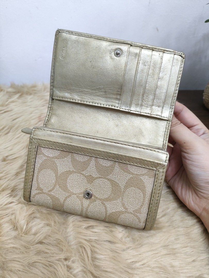 Authentic Coach vintage medium wallet (Category: Wallets & Card holders) located in Rizal. Submitted by hsiri1128 (Listing ID 1462121986, Image 3). Description: 💯✔️Legit CONDITION : 7/10 ISSUE / FLAWS : color restoration nag chaka na gold parts MATERIAL : PVC leather w/ silver hardwares DETAILS : NOT FOR MASELAN. no crackings, matibay.