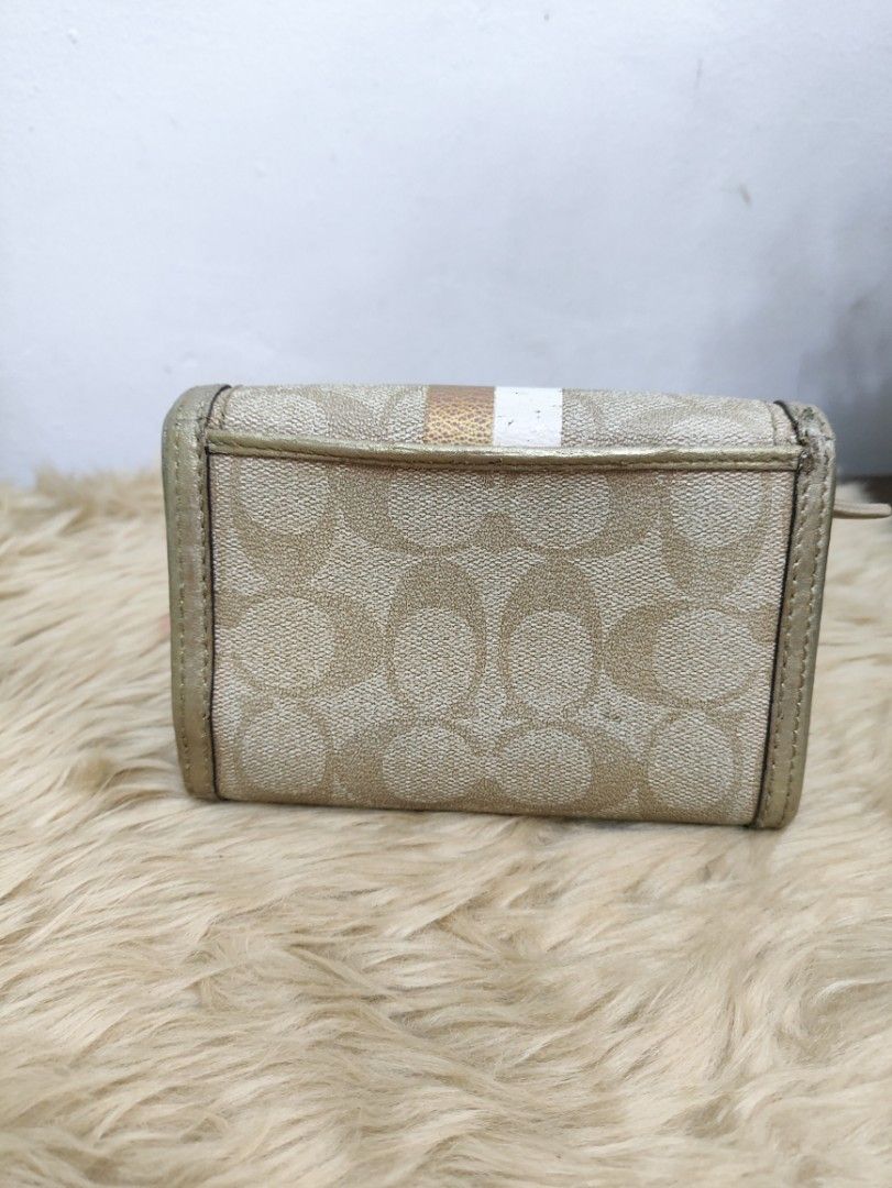 Authentic Coach vintage medium wallet (Category: Wallets & Card holders) located in Rizal. Submitted by hsiri1128 (Listing ID 1462121986, Image 2). Description: 💯✔️Legit CONDITION : 7/10 ISSUE / FLAWS : color restoration nag chaka na gold parts MATERIAL : PVC leather w/ silver hardwares DETAILS : NOT FOR MASELAN. no crackings, matibay.