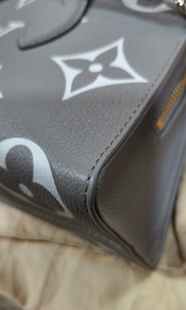 Authentic Louis Vuitton Crossbody Body Bag (Category: Cross-body Bags) located in La Trinidad. Submitted by designerluxeshop (Listing ID 1462186840, Image 2). Description: Pre-owned Louis Vuitton crossbody bag microchip version with dustbag and box, 💯% original, in good condition, shipping is free, message me if interested, delivery is by schedule discount is offered for cash buyer layaway is accepted 20% downpayment 80% balance payable up to 4-