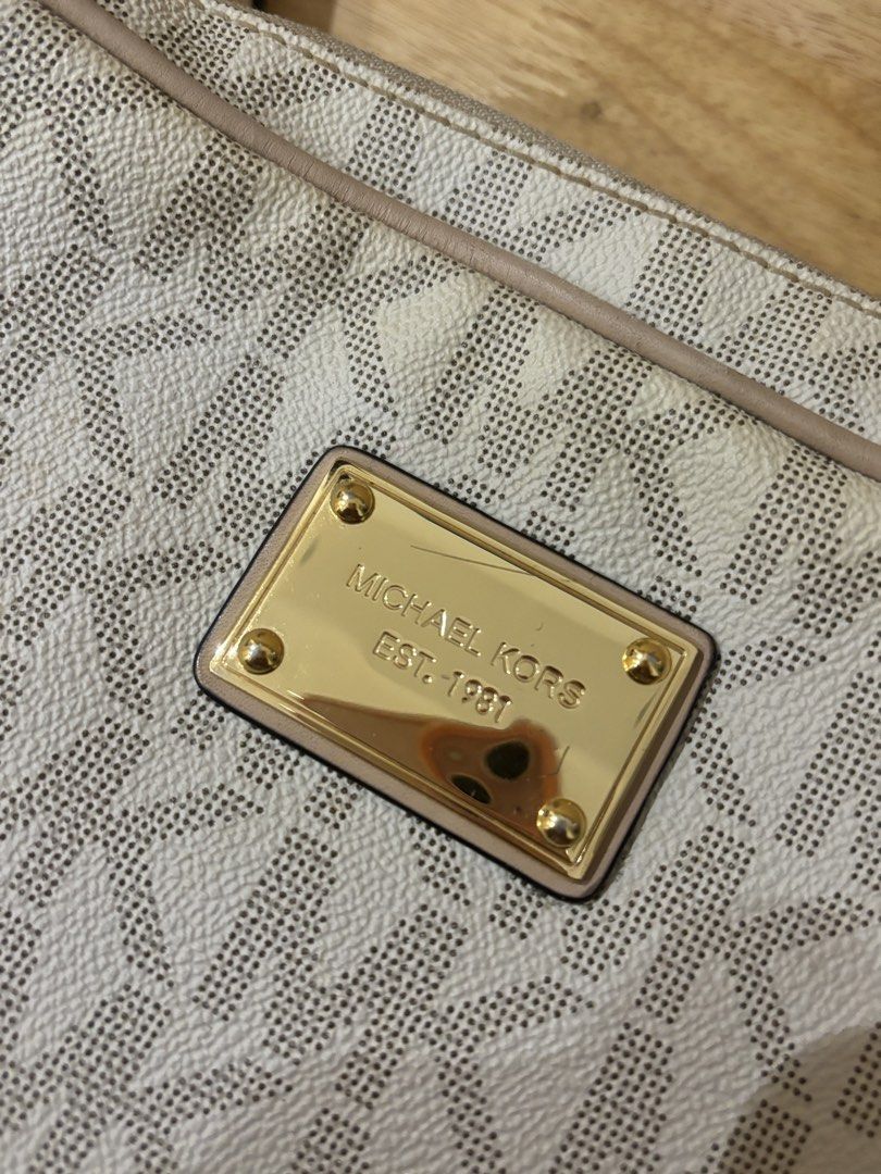 Authentic Michael Kors Sling Bag (Category: Luxury Bags & Wallets) located in Manila. Submitted by kfgin (Listing ID 1462215700, Image 2). Description: .