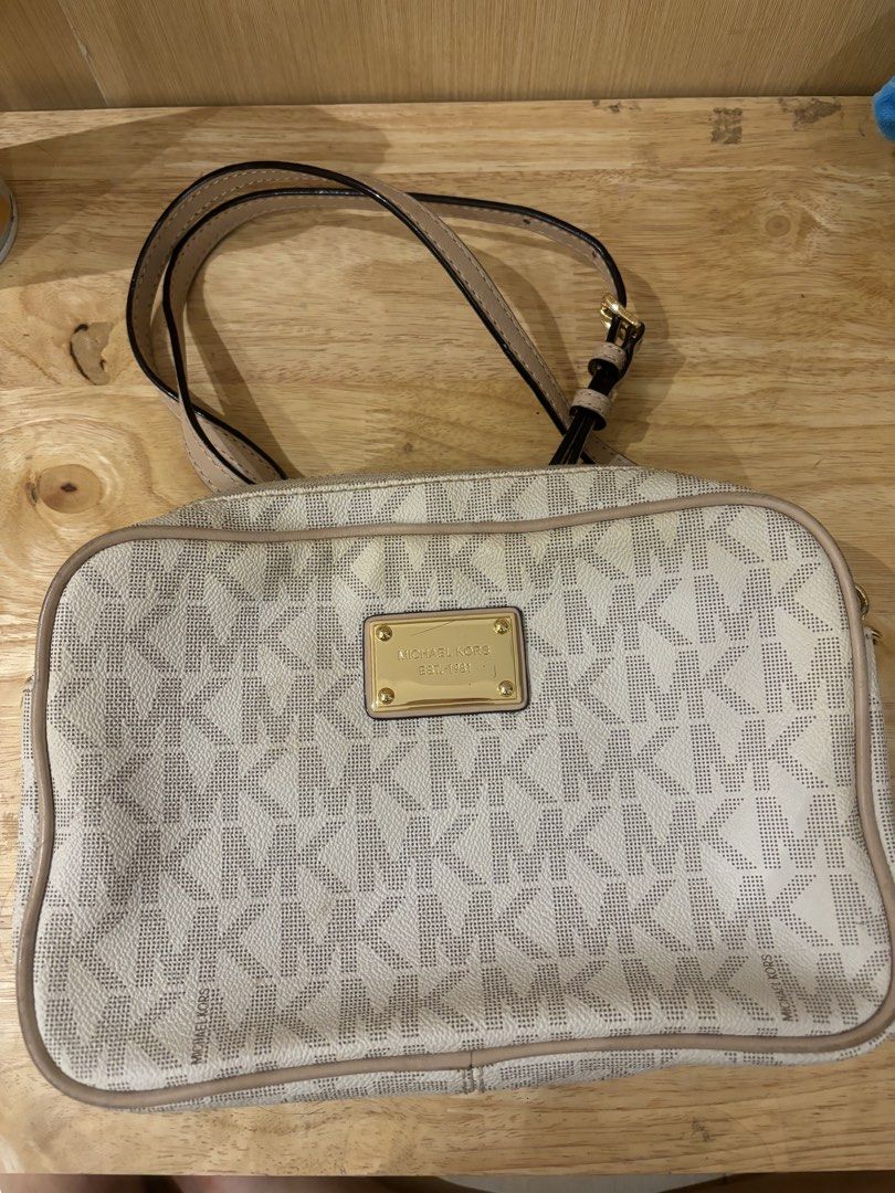 Authentic Michael Kors Sling Bag (Category: Luxury Bags & Wallets) located in Manila. Submitted by kfgin (Listing ID 1462215700, Image 1). Description: .