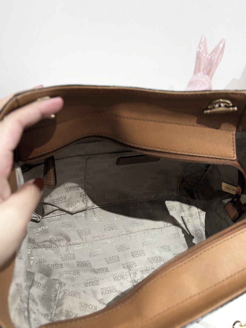 Authentic Michael Kors Tote Bag in Dark Brown (Category: Tote Bags) located in Manila. Submitted by strawberrymelo (Listing ID 1462111873, Image 3). Description: .
