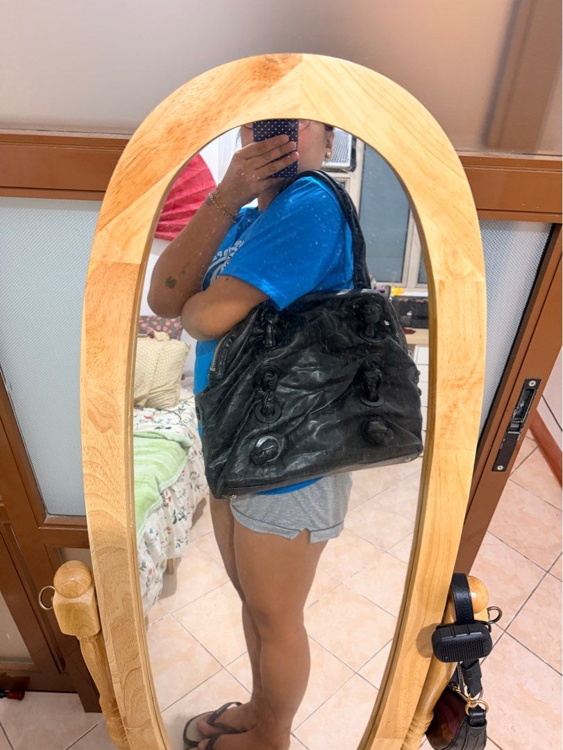 Authentic MK Black Leather Bag (Category: Shoulder Bags) located in Manila. Submitted by ynasbr (Listing ID 1462199571, Image 3). Description: perfect for work and school days! but unfortunately have to let it go because I have too many unused bags 🥹 📍taft area.