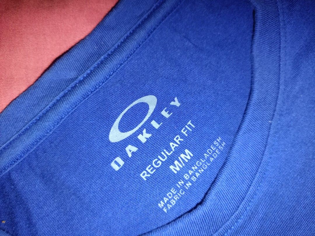 Authentic Oakley Blue Graphic T-Shirt (Size M) (Category: Tshirts & Polo Shirts ) located in Dinalupihan. Submitted by ronthrifthings (Listing ID 1462160893, Image 2). Description: Authentic Oakley Logo Graphic T-Shirt Selling a pre-loved, original Oakley graphic tee in a vibrant royal blue colorway. Features the iconic classic Oakley stretch-logo graphic across the chest. Excellent premium weight fabric, very clean, and perfect for active sports
