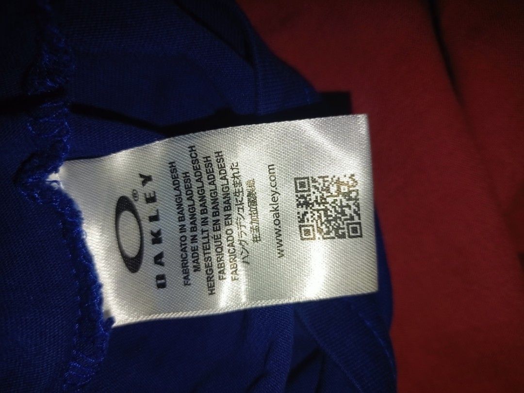 Authentic Oakley Blue Graphic T-Shirt (Size M) (Category: Tshirts & Polo Shirts ) located in Dinalupihan. Submitted by ronthrifthings (Listing ID 1462160893, Image 3). Description: Authentic Oakley Logo Graphic T-Shirt Selling a pre-loved, original Oakley graphic tee in a vibrant royal blue colorway. Features the iconic classic Oakley stretch-logo graphic across the chest. Excellent premium weight fabric, very clean, and perfect for active sports