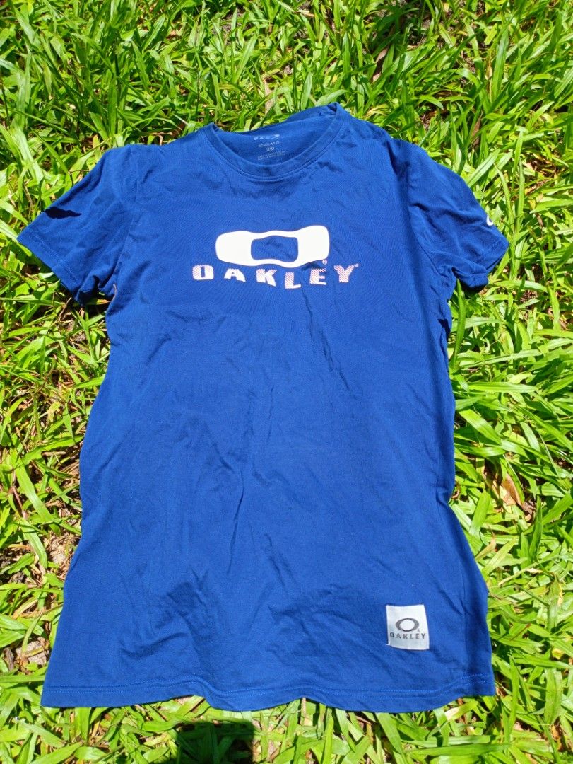 Authentic Oakley Blue Graphic T-Shirt (Size M) (Category: Tshirts & Polo Shirts ) located in Dinalupihan. Submitted by ronthrifthings (Listing ID 1462160893, Image 1). Description: Authentic Oakley Logo Graphic T-Shirt Selling a pre-loved, original Oakley graphic tee in a vibrant royal blue colorway. Features the iconic classic Oakley stretch-logo graphic across the chest. Excellent premium weight fabric, very clean, and perfect for active sports