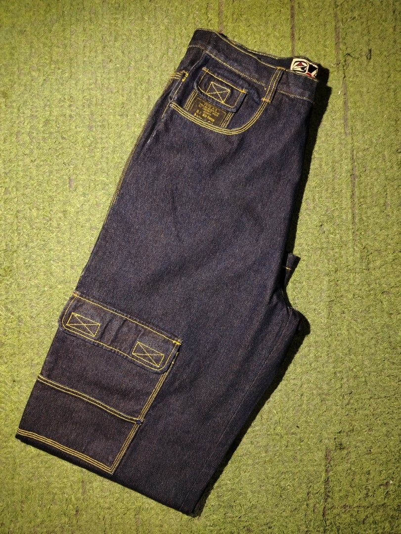 AVIREX CARGO/UTILITY DENIM PANTS (Category: Jeans) located in Butuan. Submitted by lovzthriftshop. (Listing ID 1462129045, Image 2). Description: ‼️ AVIREX CARGO/UTILITY PANTS ‼️ ​Waistline : 34" Length : 47" Leg opening : 10".