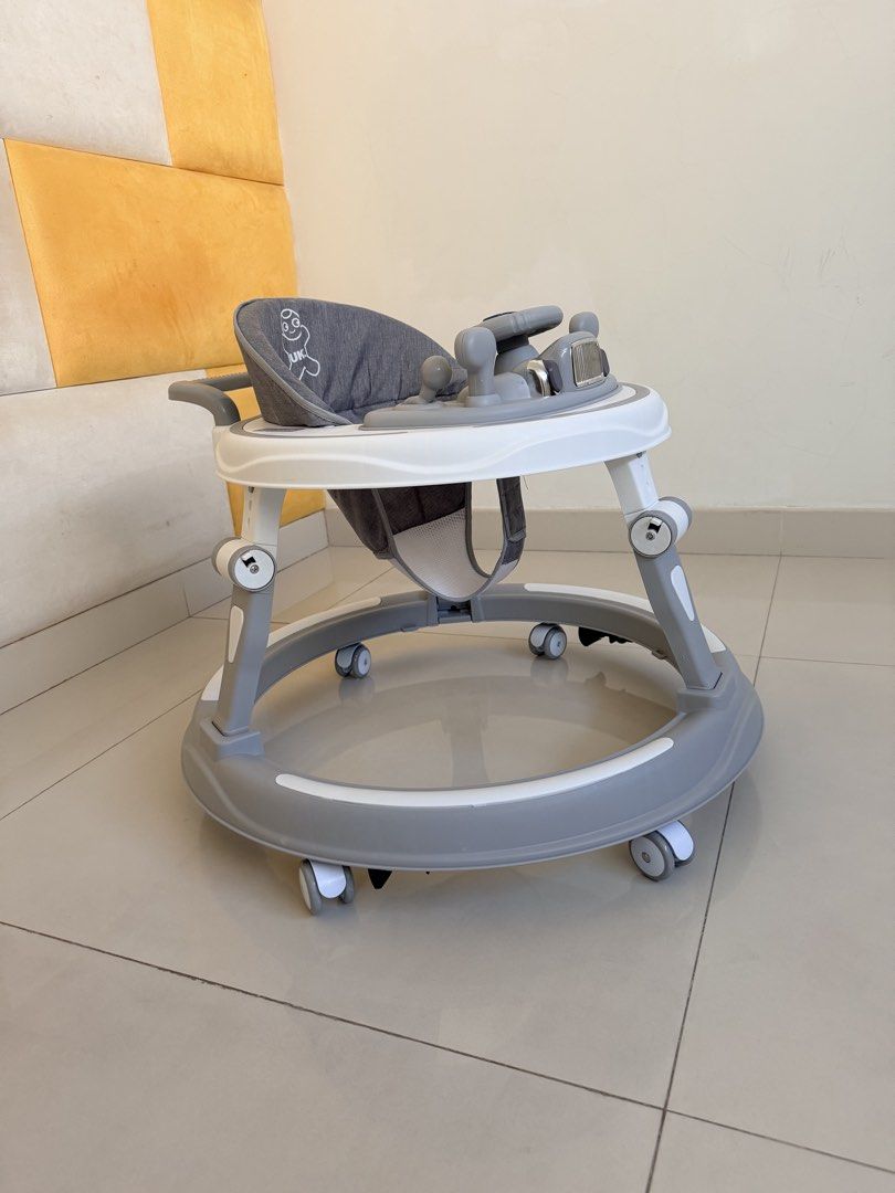 Baby Walker with Steering Wheel and Music （分類：嬰兒玩具）位於 Hong Kong。 由 p.carr 提交（商品編號 1462100866，圖片 2）。簡介： -Grey and white baby walker. -Has steering wheel toy with buttons and sounds to keep baby entertained. -The seat is padded and adjustable. -Smooth wheels allow for easy movement. -Great for helping baby learn to walk. -Keeps babies safe when learning to walk - no more bumps -Perfect condition, used only for few weeks!。