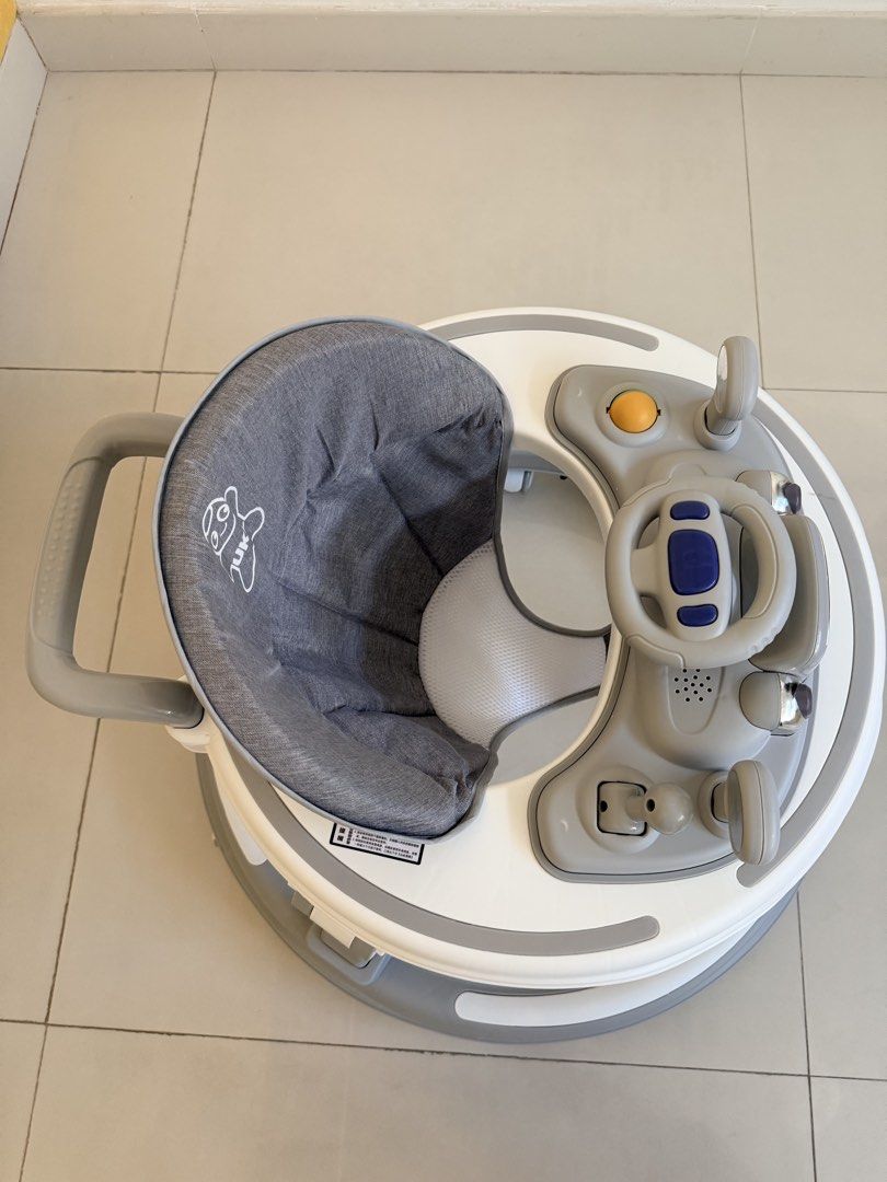 Baby Walker with Steering Wheel and Music （分類：嬰兒玩具）位於 Hong Kong。 由 p.carr 提交（商品編號 1462100866，圖片 3）。簡介： -Grey and white baby walker. -Has steering wheel toy with buttons and sounds to keep baby entertained. -The seat is padded and adjustable. -Smooth wheels allow for easy movement. -Great for helping baby learn to walk. -Keeps babies safe when learning to walk - no more bumps -Perfect condition, used only for few weeks!。