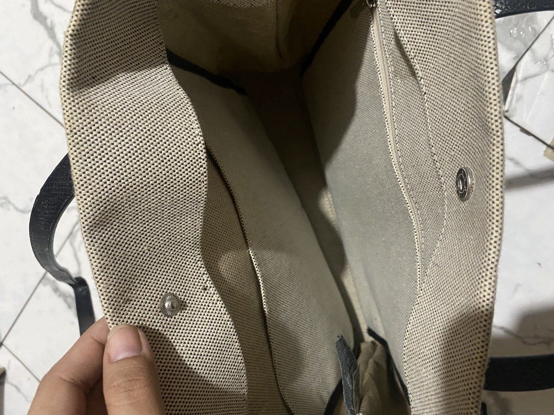 Bag (Category: Luxury Bags & Wallets) located in Ajuy. Submitted by rarebird_2653db (Listing ID 1462160007, Image 3). Description: .