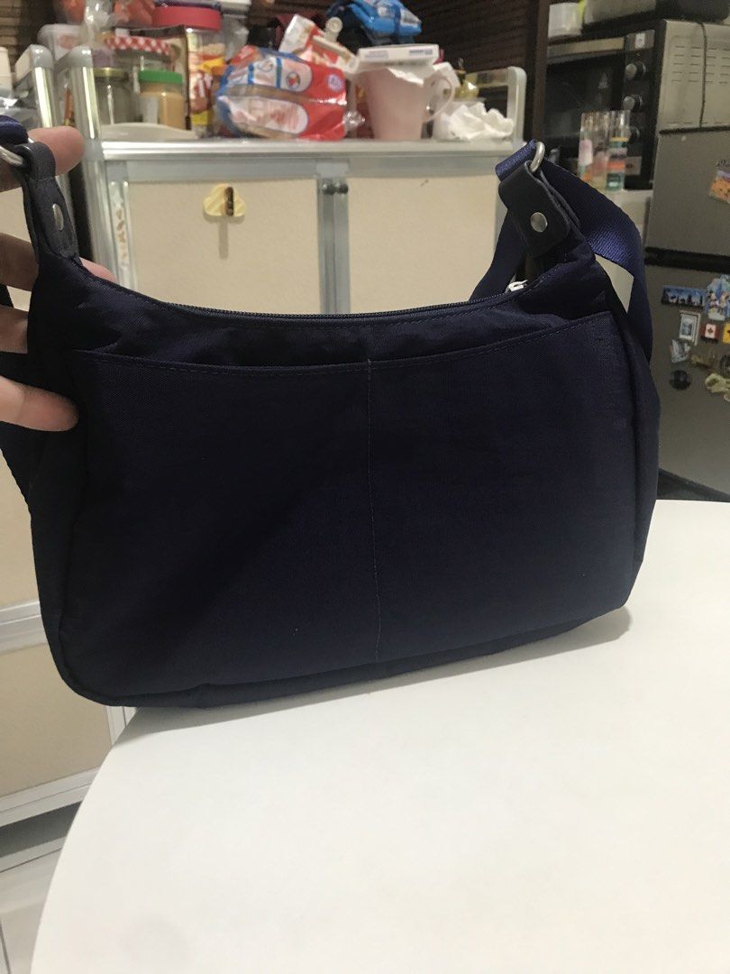 Bagallini (Category: Cross-body Bags) located in Balete No 2. Submitted by troyesybang (Listing ID 1462078863, Image 3). Description: Likenew Dark blue color Freeship j&t only No cod cop.