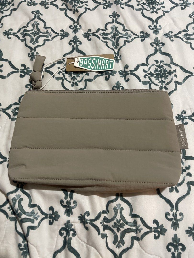 BAGSMART Padded Pouch (Category: Purses & Pouches) located in Quezon City. Submitted by donnabelle7572 (Listing ID 1462114882, Image 1). Description: - BAGSMART padded pouch - Neutral beige color - Zipper closure - Ideal for organizing essentials, makeup, or travel toiletries - Small side tag with brand name.