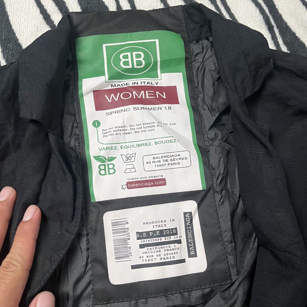 Balenciaga coat (Category: Luxury Apparel) located in Manila. Submitted by royaldripmanila (Listing ID 1462215481, Image 3). Description: No issue W20.5 L28.