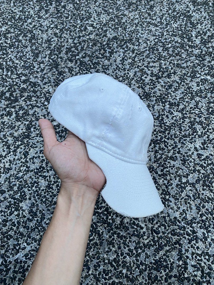 Balenciaga Dog Bite Cap (Category: Luxury Accessories) located in Legazpi City. Submitted by folksfave (Listing ID 1462097068, Image 1). Description: Excellent condition one size fits all 9.5/10 color rate No flaws .