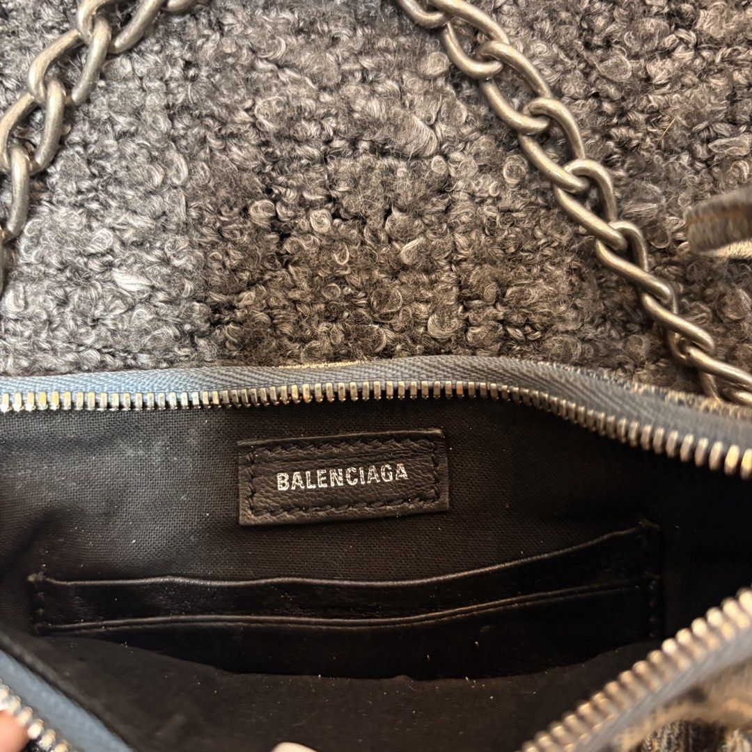 Balenciaga Le Cagole xs (Category: Shoulder Bags) located in Pasay City. Submitted by carriebradshaw_ (Listing ID 1462229018, Image 3). Description: 100% authentic With dust bag and paperbag nego Bought for: 98,000.