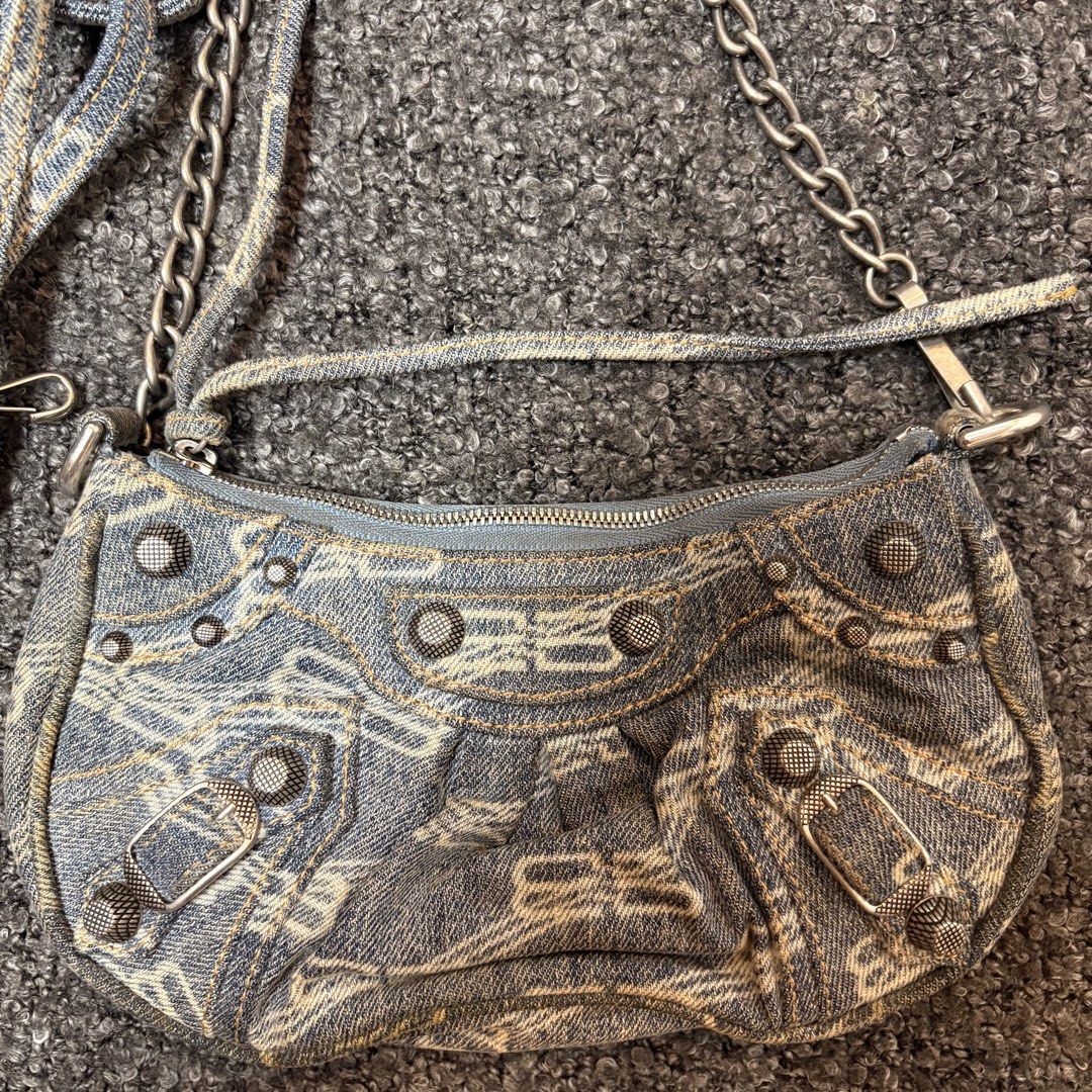 Balenciaga Le Cagole xs (Category: Shoulder Bags) located in Pasay City. Submitted by carriebradshaw_ (Listing ID 1462229018, Image 2). Description: 100% authentic With dust bag and paperbag nego Bought for: 98,000.